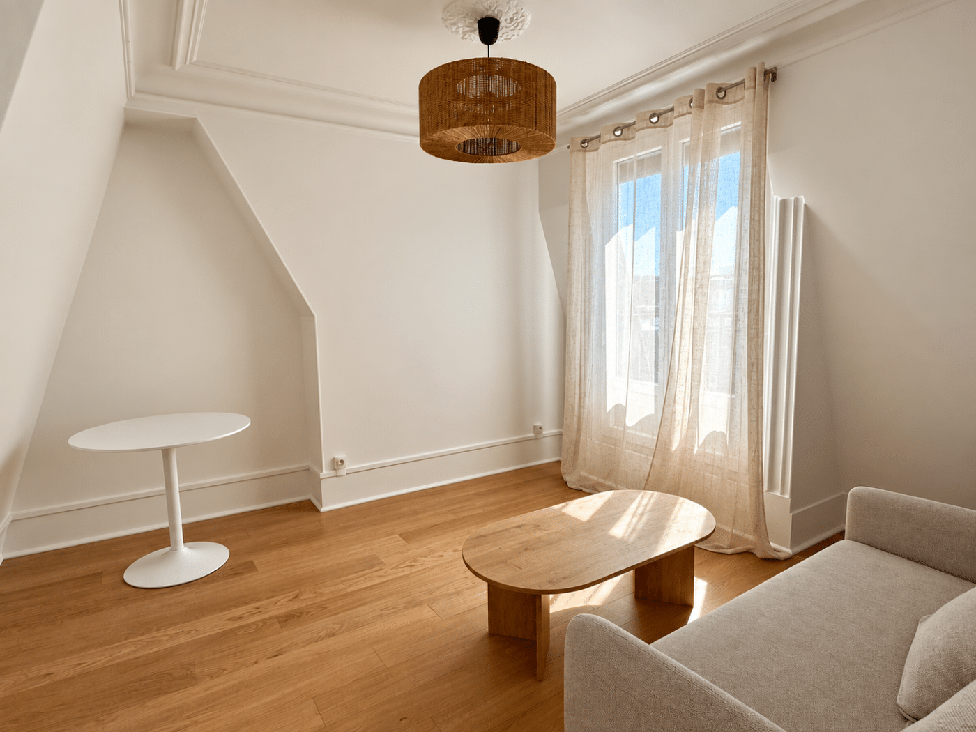 Séjour rénové avec parquet contrecollé dans un appartement de 24 m² à Paris 10e